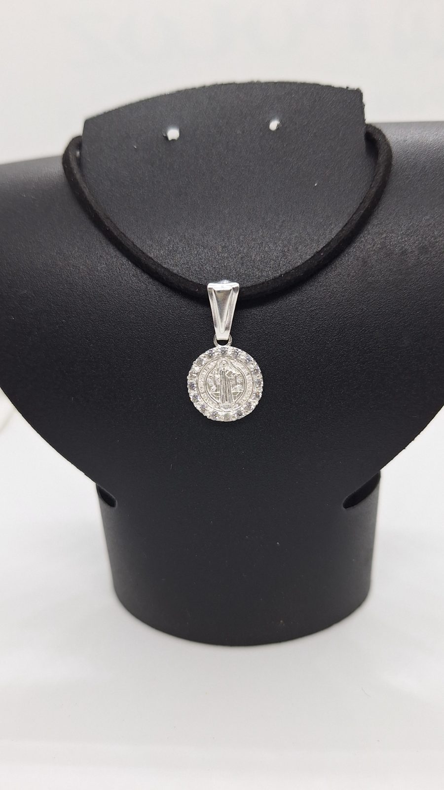 Dije sb piedras alrededor