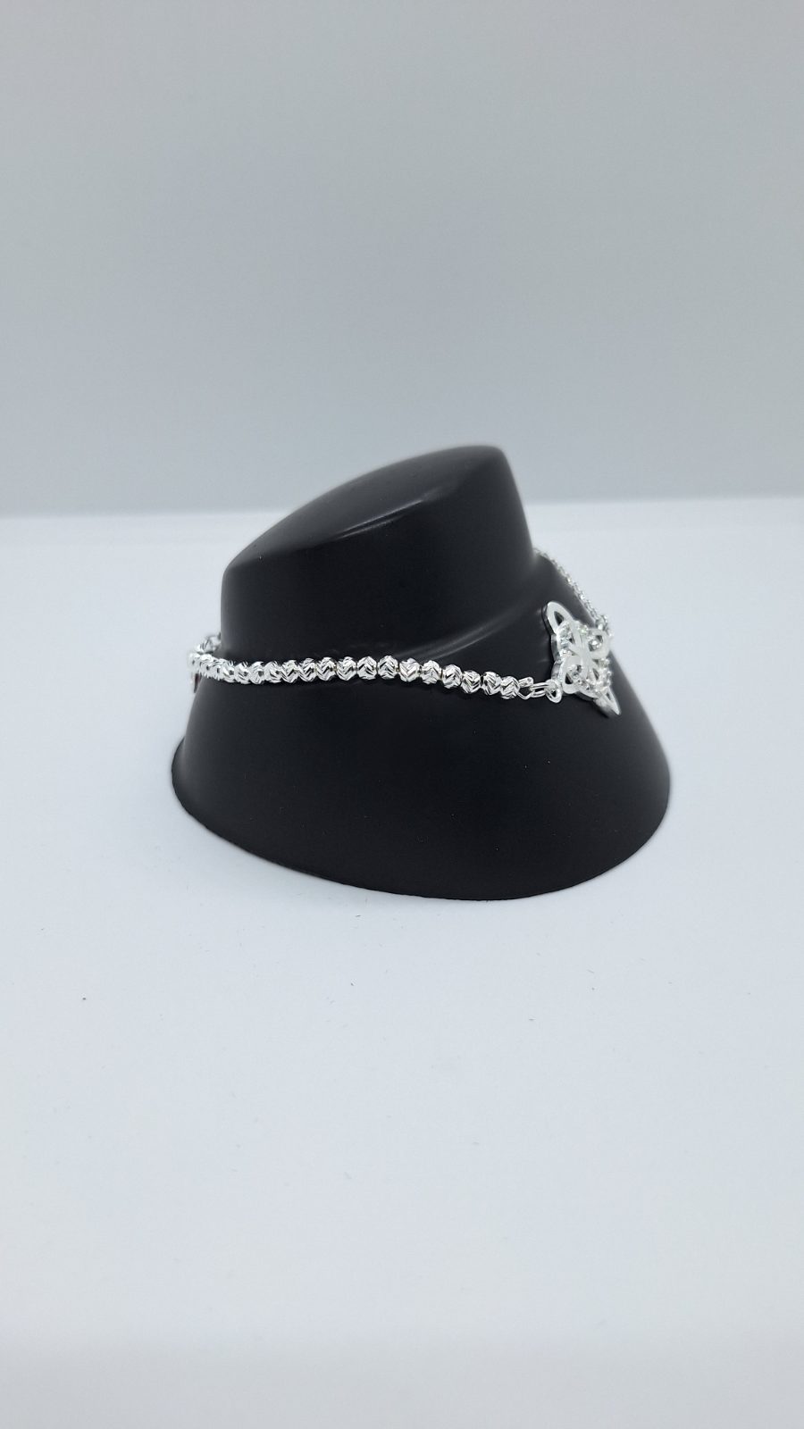 Pulsera nudo de bruja con bolas