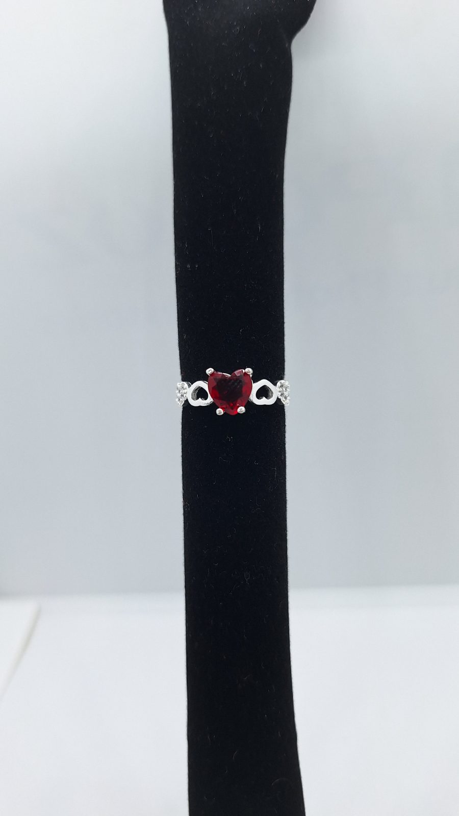 Anillo corazon piedra roja
