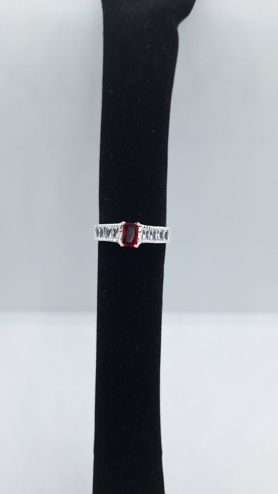 Anillo piedra roja