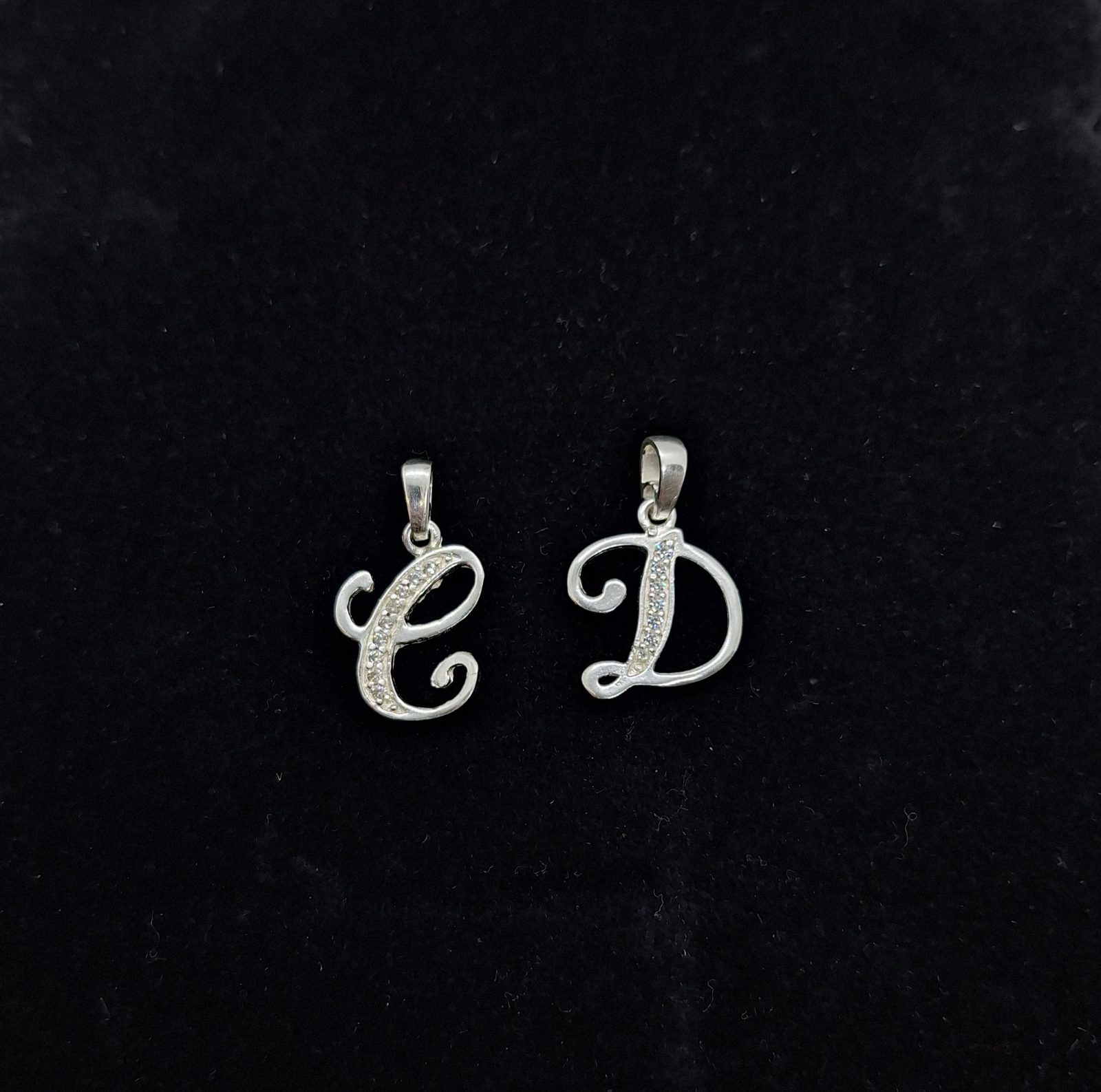 Dije letra piedras  C y D