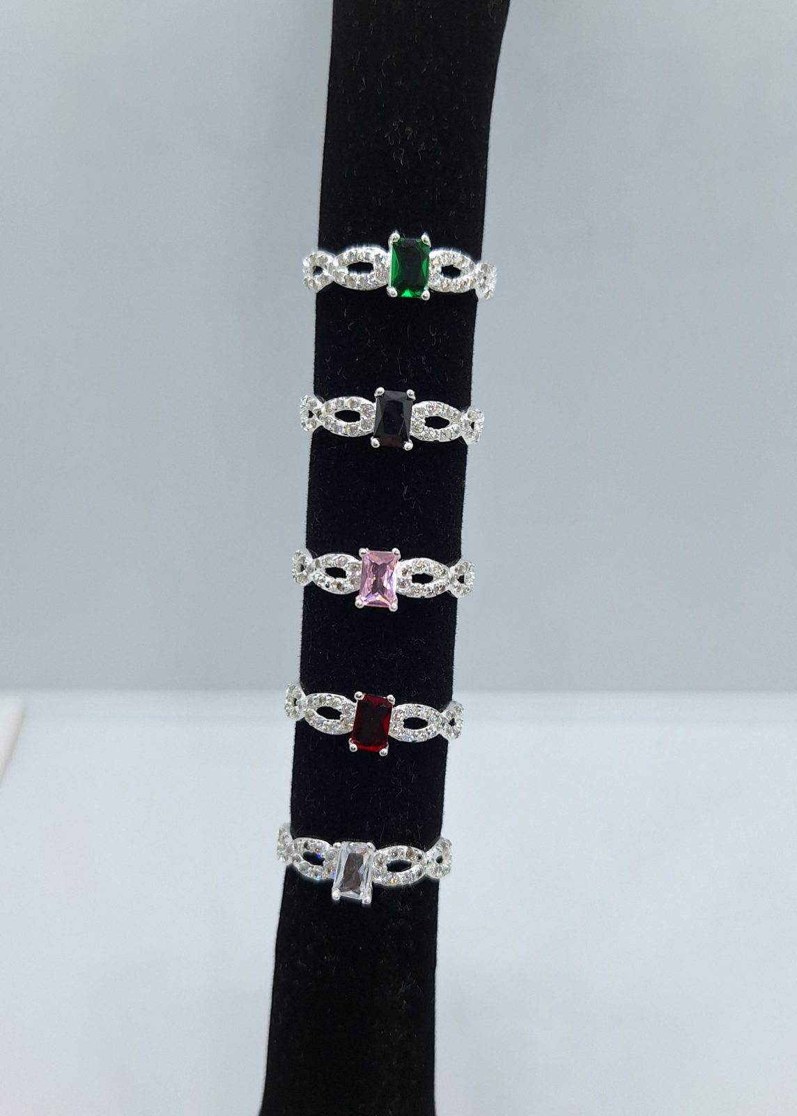 Anillo infinito con piedra rectangular