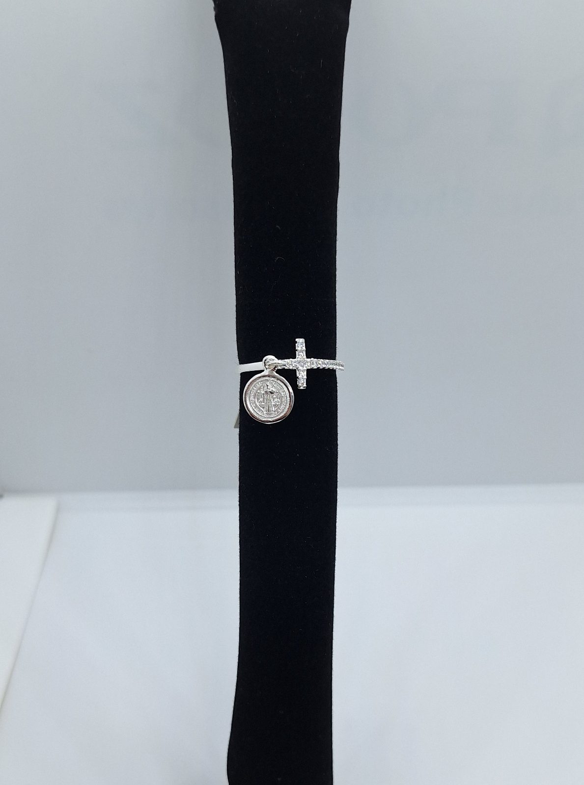 Anillo cruz piedras San Benito