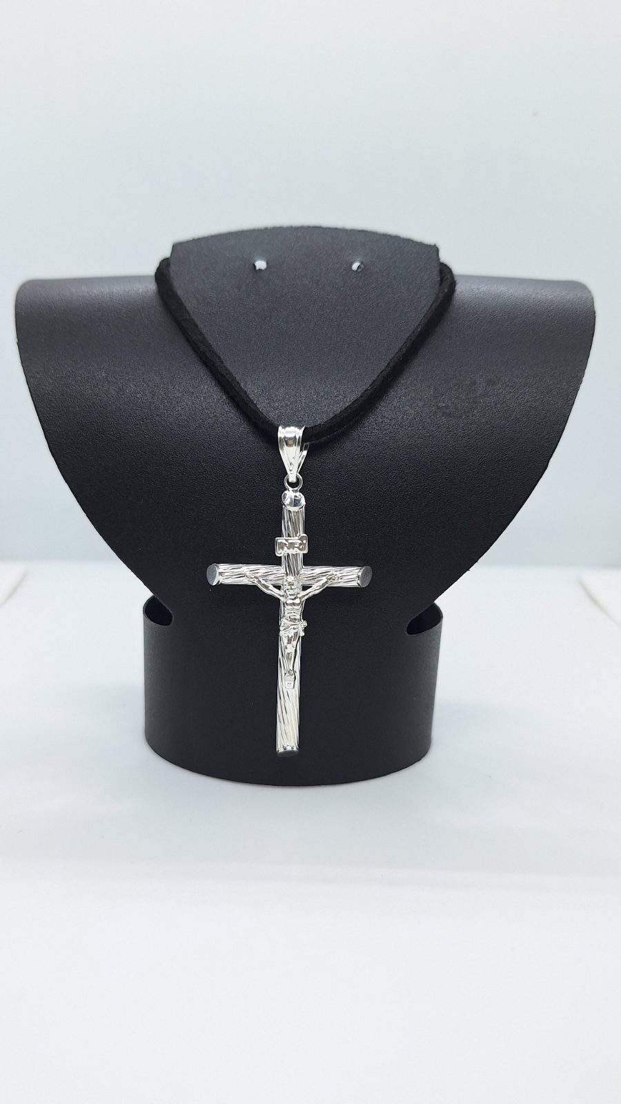 Dije cruz diamantada madera