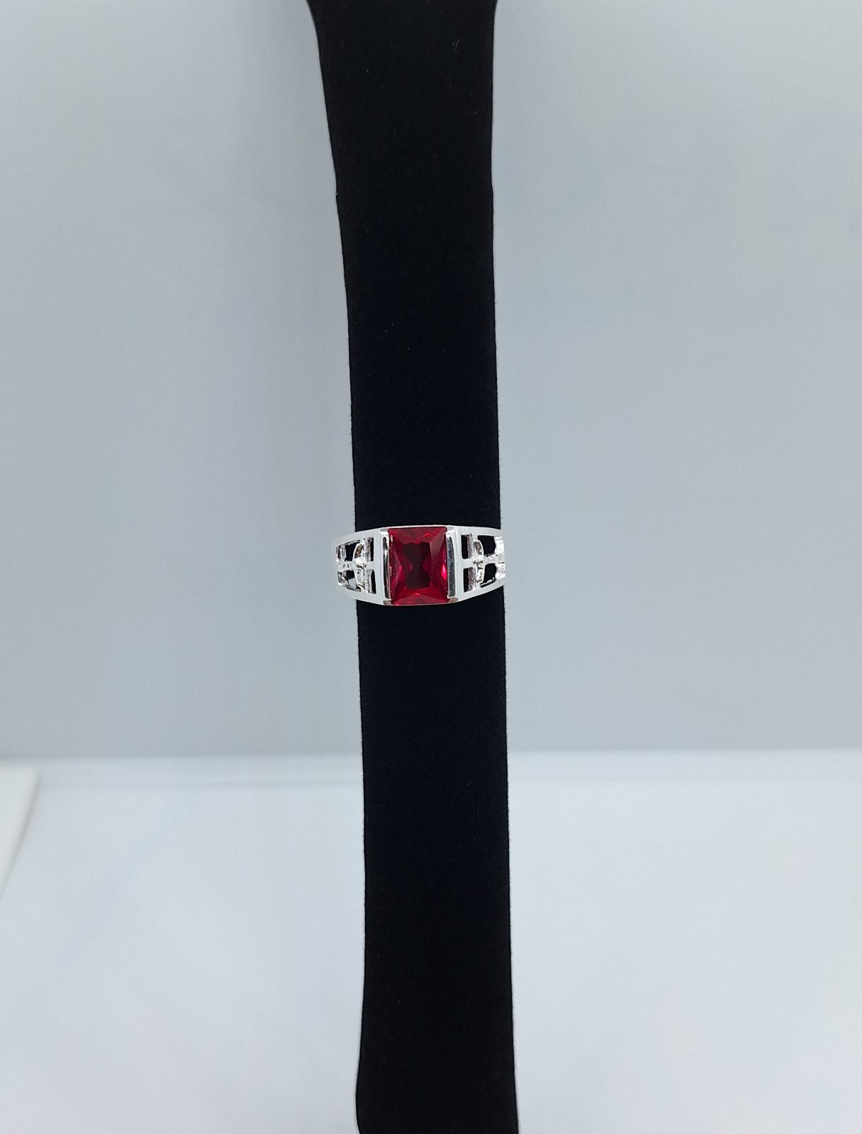 Anillo hombre piedra roja crucifijo